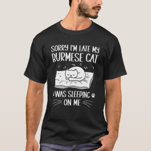 Ik ben laat, mijn Birmese kat lag op me te slapen T-shirt