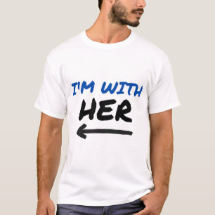 Ik ben met haar - Pijlpunt naar rechts bij elkaar T-shirt