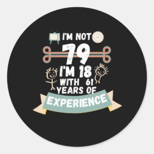 Ik ben niet 79 ik ben 18 met 61 ervaring - voor79 ronde sticker