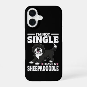 Ik ben niet alleen, ik heb een Sheepadoodle-puppy- iPhone 16 Hoesje
