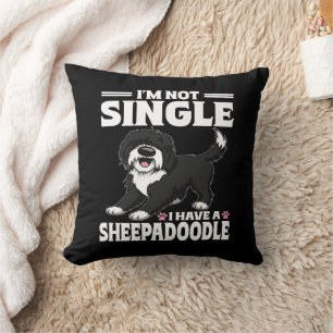 Ik ben niet alleen, ik heb een Sheepadoodle-puppy- Kussen