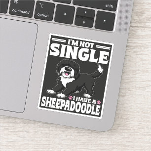 Ik ben niet alleen, ik heb een Sheepadoodle-puppy- Sticker