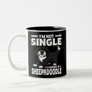 Ik ben niet alleen, ik heb een Sheepadoodle-puppy- Tweekleurige Koffiemok
