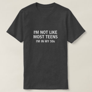 IK BEN NIET ALS DE MEESTE TIENERS IN MIJN 50S T-Sh T-shirt