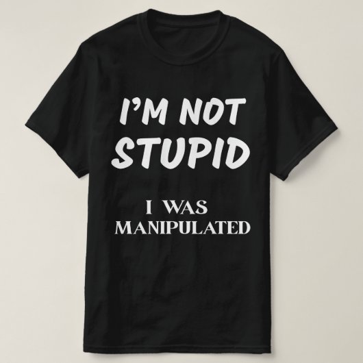 IK BEN NIET DOM, IK WERD GEMANIPULEERD T-SHIRT (Design voorkant)