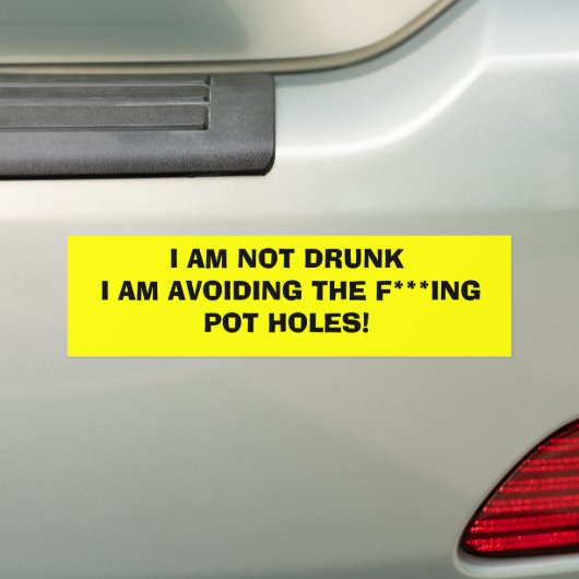 IK BEN NIET DRINK DAT IK DE POTHOLEN VERMIJD. BUMPERSTICKER (Op auto)