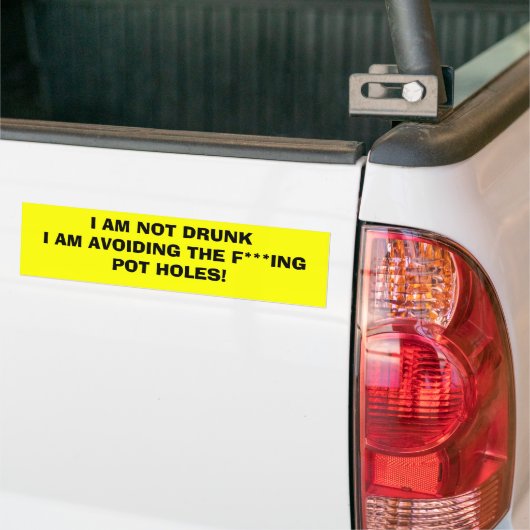 IK BEN NIET DRINK DAT IK DE POTHOLEN VERMIJD. BUMPERSTICKER (Op Truck)