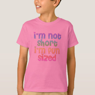 Ik ben niet kort. Ik ben een leuk meisje met een k T-shirt