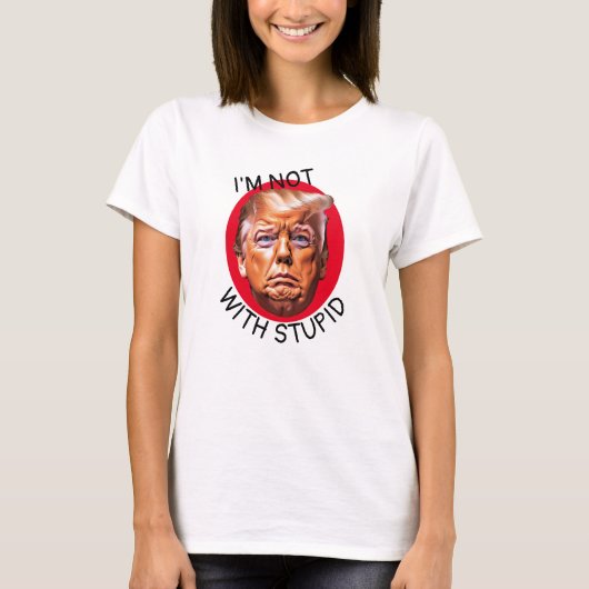 Ik ben niet met een stomme trump t-shirt (Voorkant)
