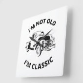 Ik ben niet oud, ik ben klassieke vierkante klok (Hoek)