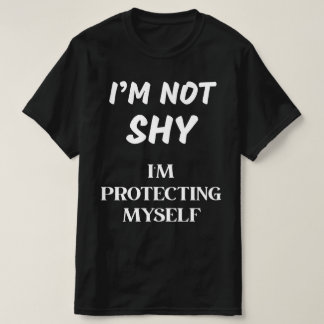 IK BEN NIET VERLEGEN, IK BESCHERM MEZELF T-SHIRT