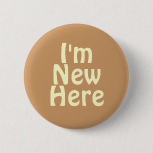 Ik ben Nieuw hier. Licht Tan Brown. Personaliseer Ronde Button 5,7 Cm
