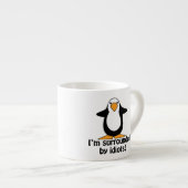 Ik ben omringd door idioten. Funny Penguin Espresso Kop (Voorkant rechts)