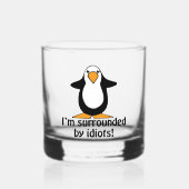 Ik ben omringd door idioten grappige pinguïn whisky glas (Voorkant)