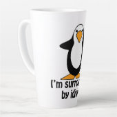 Ik ben omringd door Idiots Funny Penguin Cartoon Latte Mok (Linkerhoek)