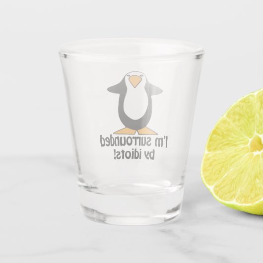 Ik ben omringd door Idiots Funny Penguin Shot Glas (Achterkant)