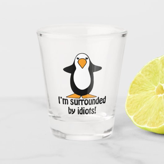 Ik ben omringd door Idiots Funny Penguin Shot Glas (Voorkant)