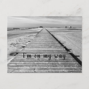 Ik ben op weg naar het strand, zwart-witte foto briefkaart