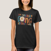 Ik ben Sebastian Doing Sebastian Things Groovy Ret T-shirt (Voorkant)