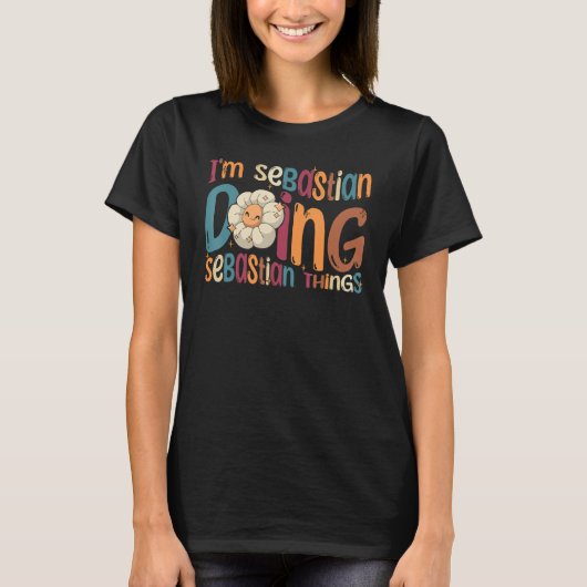 Ik ben Sebastian Doing Sebastian Things Groovy Ret T-shirt (Voorkant)