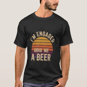 Ik ben verloofd, pak me een biertje Huwelijksaanzo T-shirt