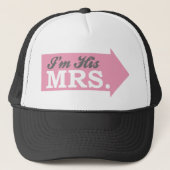 Ik ben zijn Mrs. (Roze pijl) Trucker Pet (Voorkant)