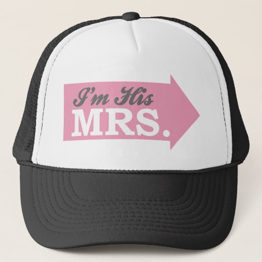 Ik ben zijn Mrs. (Roze pijl) Trucker Pet (Voorkant)