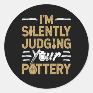 Ik beoordeel je aardewerk stilletjes Funny Keramie Ronde Sticker