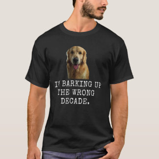 Ik blaf het verkeerde decennium op. Grappige hond T-shirt