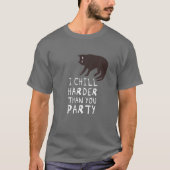 Ik chill harder dan jij feest - Funny Cat T-shirt (Voorkant)