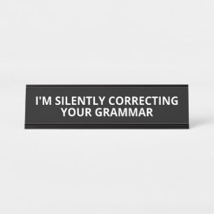 Ik corrigeer je grammaticale novelty desk in stilt bureau naambordje