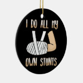 Ik doe al m'n eigen stunts... grappige Botten Keramisch Ornament (Rechts)