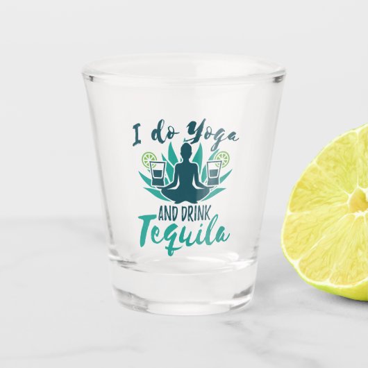 Ik doe Yoga en Drink Tequila Shot Glas (Voorkant)