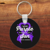 Ik Draag Paars ter nagedachtenis van mijn zoon Awa Sleutelhanger (Achterkant)