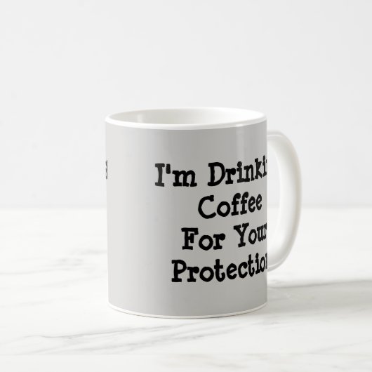 Ik Drink koffie om je te beschermen Koffiemok (Voorkant rechts)