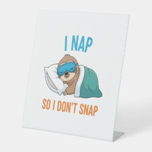 Ik duik zodat ik geen grappige luiaard snap reclamebord met voetstuk