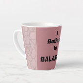 Ik geloof in balans! latte mok (Linkerhoek)
