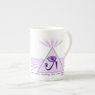 "Ik geloof niets, maar..." Bone China Mok