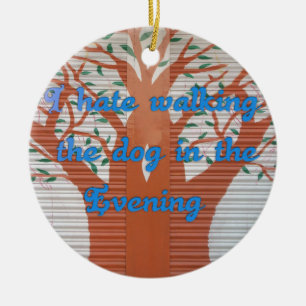 Ik haat het om de hond 's avonds te laten lopen. keramisch ornament