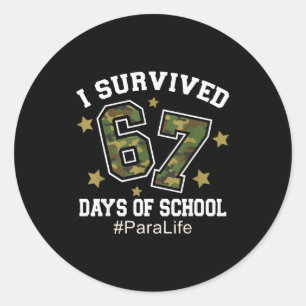 Ik heb 67 dagen school camouflage overleefd 6 7 Me Ronde Sticker