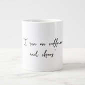 "Ik heb cafeïne en chaos." Extra Grote Beker (Voorkant)