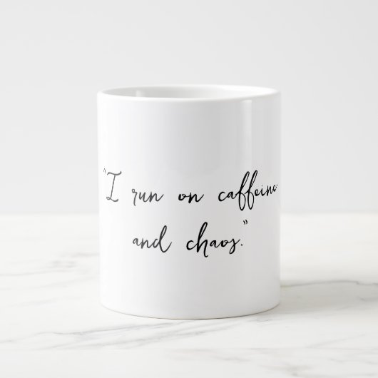 "Ik heb cafeïne en chaos." Extra Grote Beker (Voorkant)