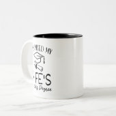 Ik heb de mastergraad van mijn vrouw afstuderen tweekleurige koffiemok (Voorkant links)