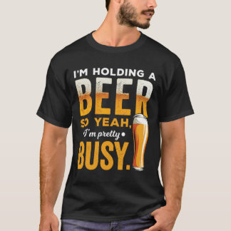 Ik heb een biertje, dus ja, ik ben bezig t-shirt