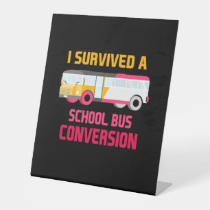 Ik heb een schoolbusconversie overleefd reclamebord met voetstuk