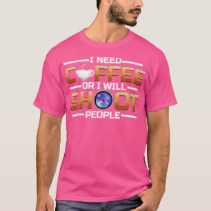 Ik heb koffie nodig of ik schiet mensen koffie t-shirt