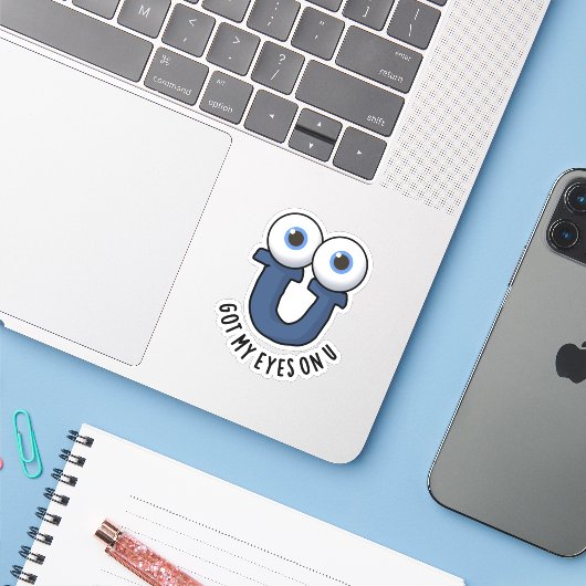 Ik heb mijn ogen op U Funny Alphabet Pun Sticker (Laptop met iPhone)