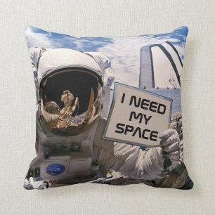 Ik heb mijn ruimte nodig Funny NASA astronaut met Kussen