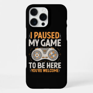 Ik heb mijn spel gepauzeerd om hier te zijn Retro iPhone 16 Pro Max Hoesje