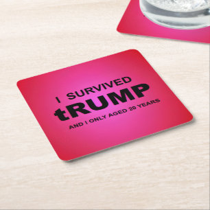 Ik heb tRUMP overleefd Vierkante Kartonnen Onderzetter